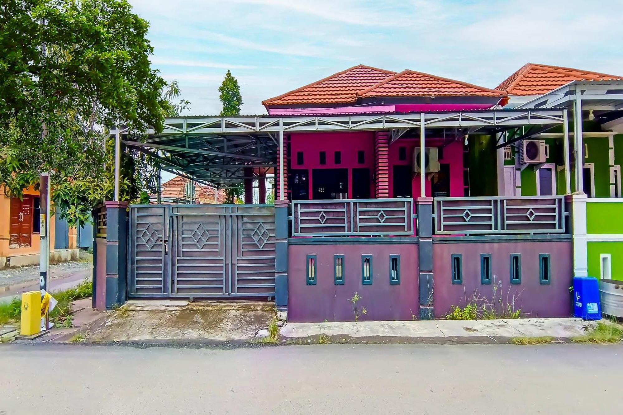 Отель Spot On 92466 Adam Kost Syariahnearwisata Jembatan Barito Банджармасин Экстерьер фото