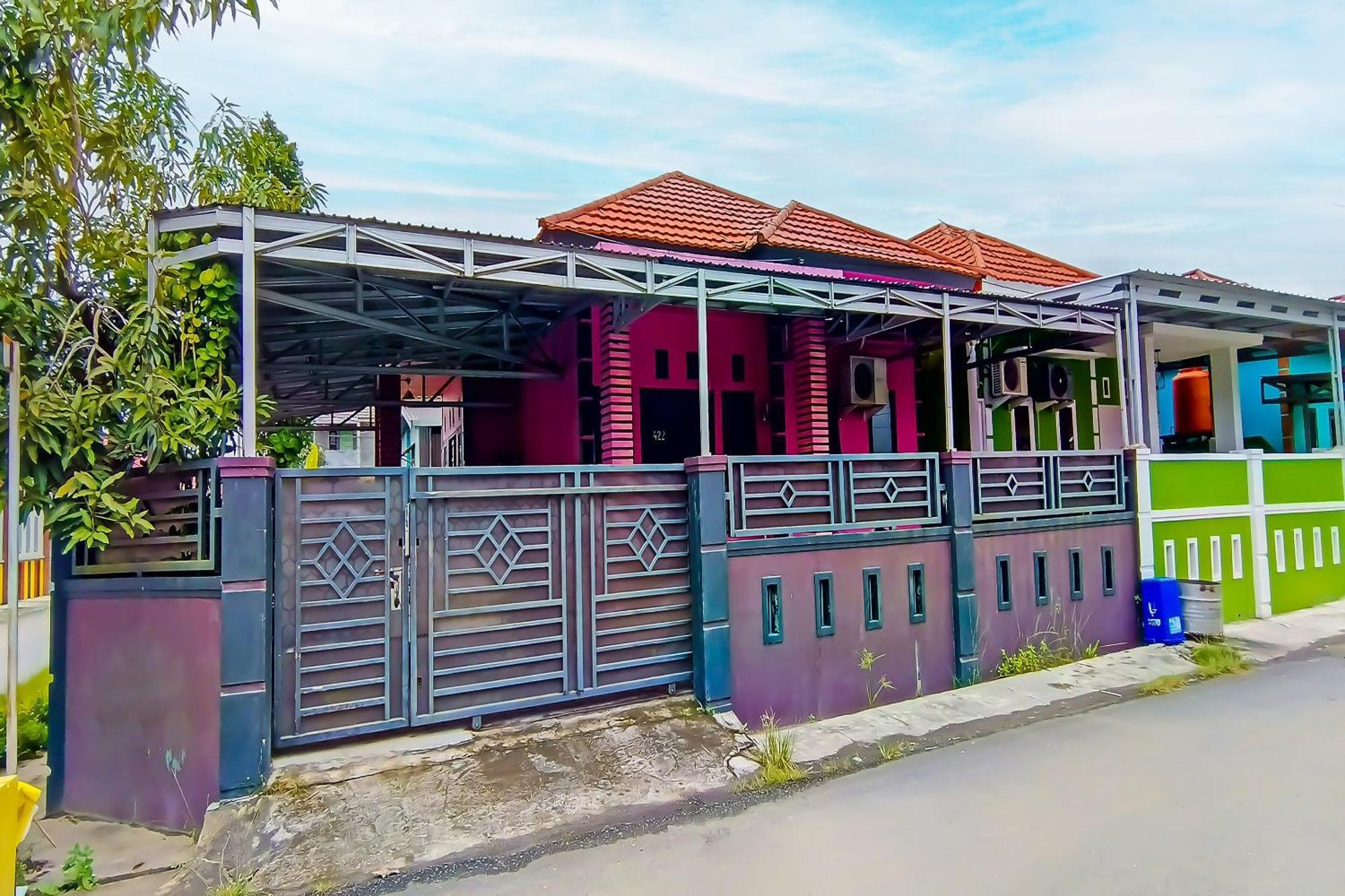 Отель Spot On 92466 Adam Kost Syariahnearwisata Jembatan Barito Банджармасин Экстерьер фото